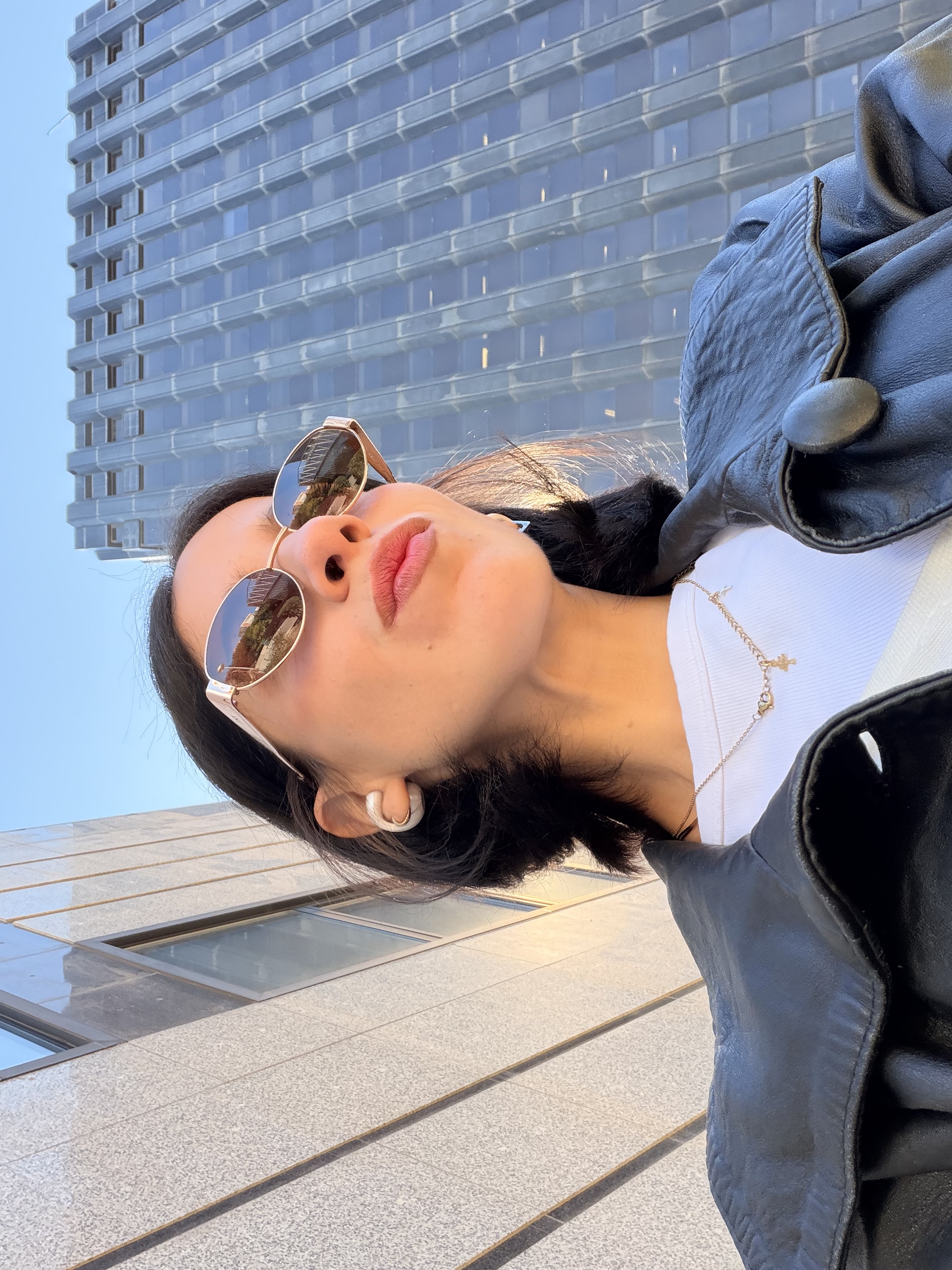 Elia Costa, retrato urbano con gafas de sol y chaqueta de cuero